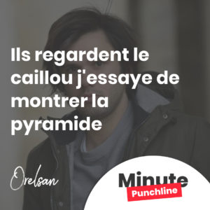 Ils regardent le caillou j'essaye de montrer la pyramide